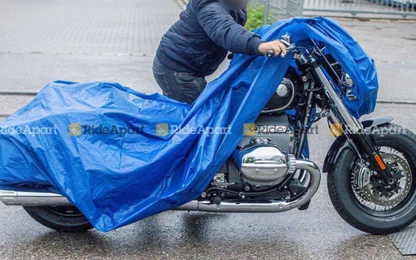 Mô tô BMW R18 lấp ló dưới phông bạt, động cơ “siêu to khổng lồ”