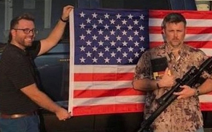 Đại lý Ford tặng súng trường cho khách mua xe