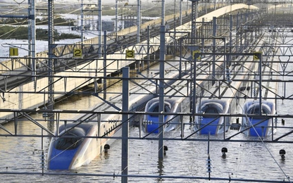 Tàu điện 'bơi' bất lực trong lũ khiến người Nhật thức tỉnh