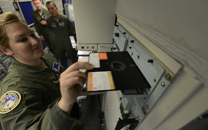 Mỹ mới từ bỏ đĩa mềm để nhận lệnh đánh bom hạt nhân