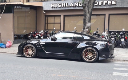 Nissan GT-R R35 độ kiểu Nhật khoe dáng trên đường phố Việt
