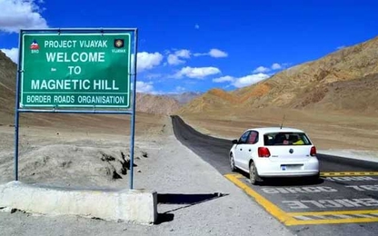 Ngọn đồi "kỳ lạ": Nơi ô tô tắt máy vẫn tự lên dốc