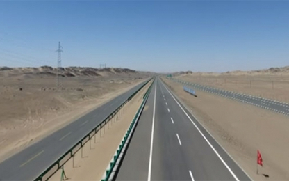 Đường cao tốc giữa sa mạc lớn nhất Trung Quốc dài 136km