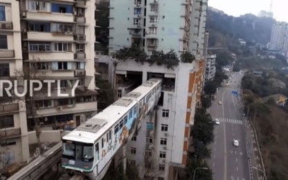 Tuyến đường sắt, đường cao tốc chạy "xuyên thủng" qua tòa nhà