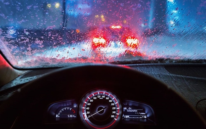 Những nguyên tắc "sinh tồn" khi lái xe trong mưa bão