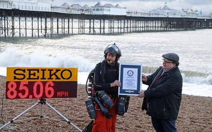 'Iron Man' người Anh bay với tốc độ 136 km/h