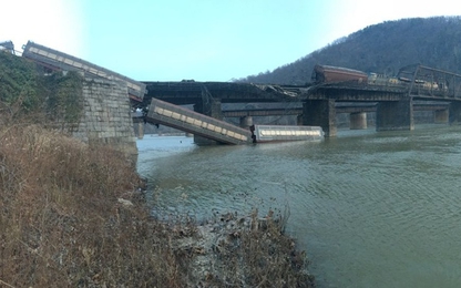 Tàu chở hàng rơi xuống sông Potomac ở West Virginia