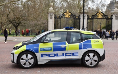 Cảnh sát Anh mua xe điện 2 triệu USD, bắt cướp phải chờ sạc pin