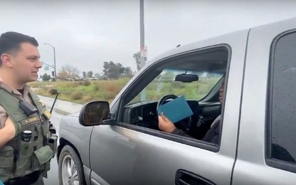 Cảnh sát thưởng tiền cho người vi phạm giao thông