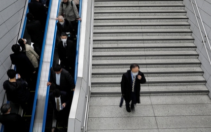 Tàu điện Nhật Bản phải dừng khẩn cấp vì một hành khách bị ho