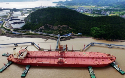 Tăng hơn 4%, giá dầu vẫn không thể vượt 50USD/thùng