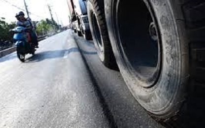 Xe quá tải phá hàng chục tỷ đồng