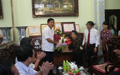 Góp tiền làm đường, 2 cụ bà được Bộ trưởng Thăng tặng Kỷ niệm chương