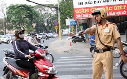 Trời nắng nóng, CSGT muốn có kem chống nắng, khẩu trang