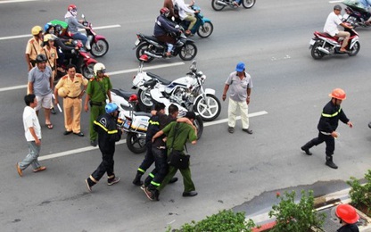 Lửa thiêu rụi 14 phòng trọ, 2 chiến sĩ cứu hỏa bị thương