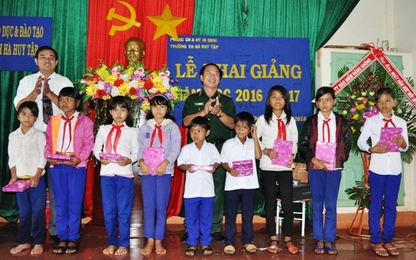 Gia Lai:Nhiều phần quà ý nghĩa cho học sinh vùng biên đầu năm học mới