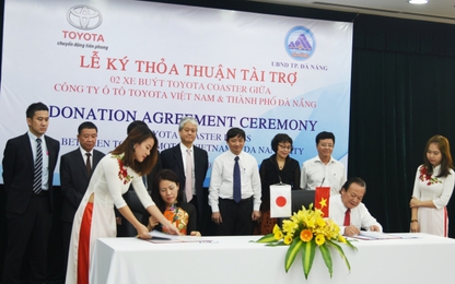 Toyota VN trao tặng 2 xe buýt Toyota Coaster cho Đà Nẵng