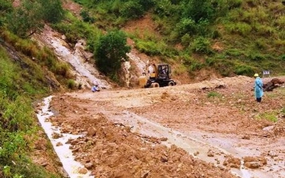 Nhiều tuyến Quốc lộ còn bị ngập, sạt lở do bão số 12