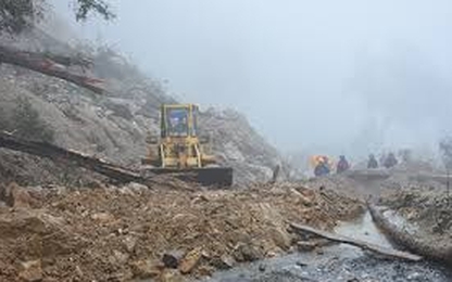 Khẩn trương khắc phục hậu quả Bão số 12 trên các tuyến Quốc lộ