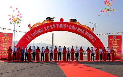 Hòa Bình thông xe cầu 600 tỷ vượt sông Đà
