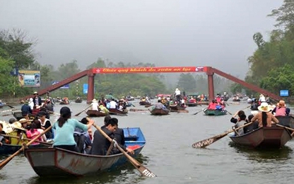 Lễ hội Chùa Hương: Mức vé thắng cảnh "leo thang", giá đò gây "sốc"