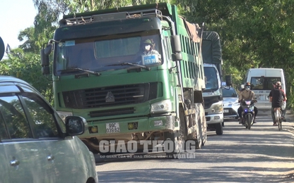 "Hung thần" xe tải hạng nặng "trốn" trạm thu phí, TNGT rình rập người dân