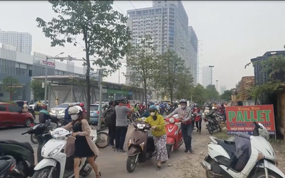 CSGT "bó tay" trước tình trạng người dân dắt xe ngược chiều trên vỉa hè