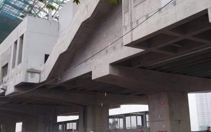 Thi công ga đường sắt, công nhân "dội" tia lửa hàn xuống đầu người dân