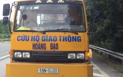 Phạt 17 triệu đồng, tước bằng 6 tháng tài xế đi lùi trên cao tốc