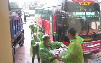 Doanh nghiệp vận tải "của ít lòng nhiều" cứu trợ đồng bào rốn lũ