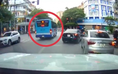 Tạm đình chỉ lái xe buýt lấn làn, vượt đèn đỏ giữa lúc ùn tắc