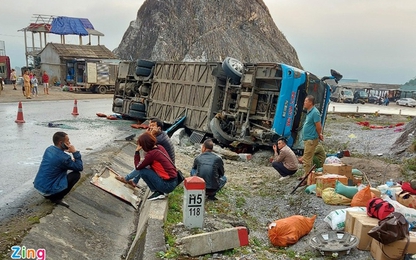 Lật xe khách trên đèo Thung Khe, 2 người chết, 10 người bị thương