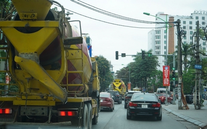Lạ lùng xe bê tông 'cày' phố cấm Thủ đô giữa 'thanh thiên bạch nhật'