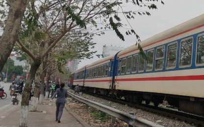 Hà Nội: Nghi vấn mẹ ôm con 8 tuổi lao vào tàu SE5 tự tử