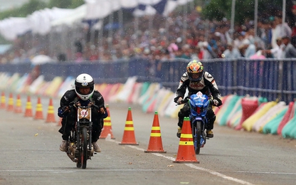 CĐV đội mưa, trèo rào xem giải đua môtô độc nhất ở Việt Nam