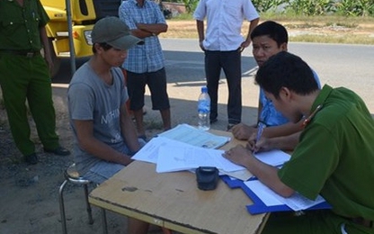 Lần đầu cầm lái, tài xế xe tải phá nát bộ cân lưu động