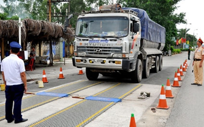 Nhiều địa phương kiên quyết xử lý xe quá tải trong tháng 6