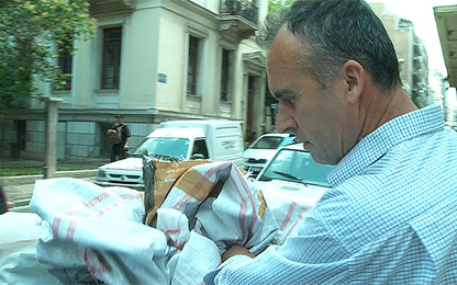 Dân Hy Lạp bới thùng rác tìm thức ăn