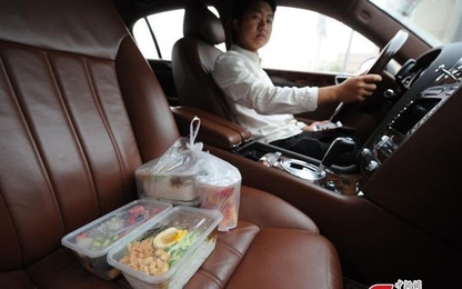 Đại gia lái Porsche và Bentley đi... giao đồ ăn 52.000 đồng