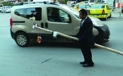 Tình người phía sau câu chuyện người đàn ông cưỡi gậy tham gia giao thông