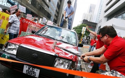 Tài xế Hồng Kông đập taxi phản đối Uber