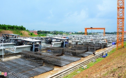 Cảnh thi công dầm cầu cạn tuyến metro Sài Gòn