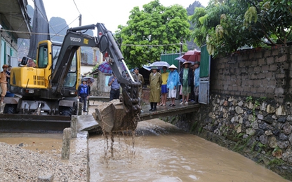 Mưa lớn ở Quảng Ninh, 3 người bị lũ cuốn