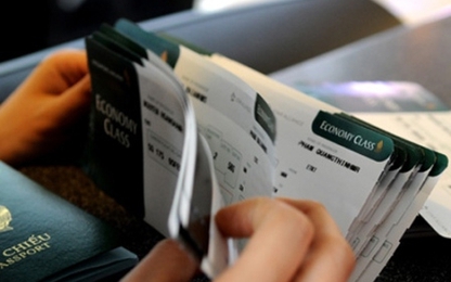 Ồ ạt khuyến mãi, dân vẫn phải đi máy bay giá đắt