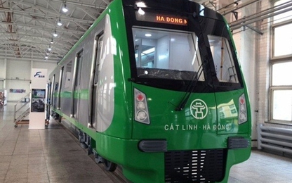 Trưng bày mẫu tàu điện trên cao đầu tiên của Hà Nội