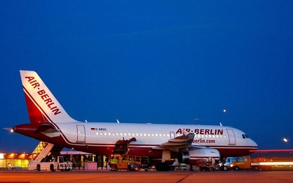 Mỹ: Không có xe lăn, người khuyết tật phải.. tự bò ra khỏi máy bay