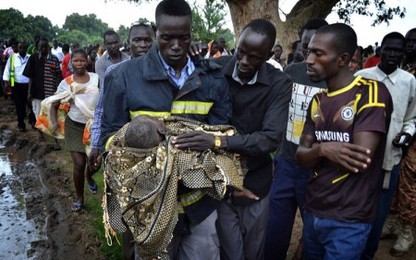 Em bé sống sót thần kỳ vì được mẹ ném qua cửa sổ máy bay