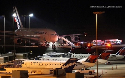 Hai máy bay hạ cánh khẩn cấp vì bị đe dọa đánh bom