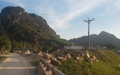 Bị điện giật khi lợp mái nhà, hai công nhân bỏng nặng