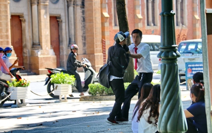 Ứng xử ngược nhau của hai tài xế taxi